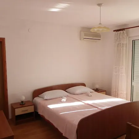 לינה וארוחת בוקר Maestral Rab