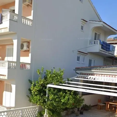 לינה וארוחת בוקר Maestral Rab 3*