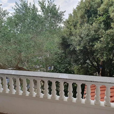 לינה וארוחת בוקר Maestral Rab