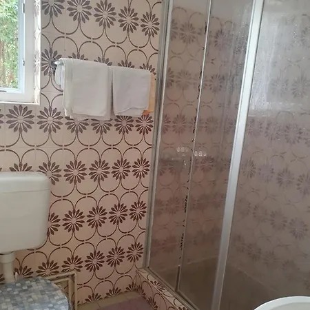 Maestral Rab לינה וארוחת בוקר ראב